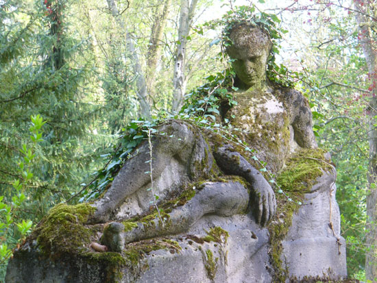 Stein-Statue in Weimar Liegende Statue - Friedhof Weimar